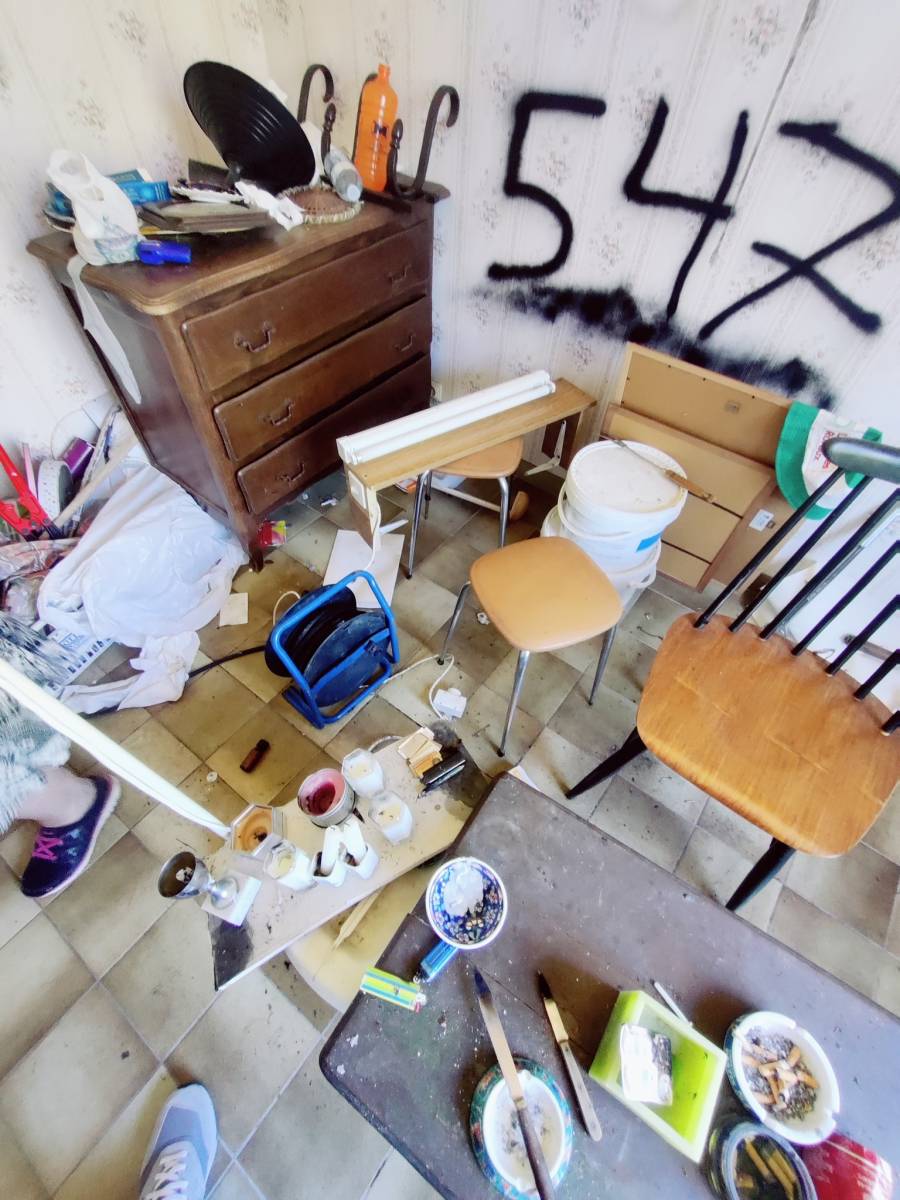 Avant débarras et nettoyage de logement squatté